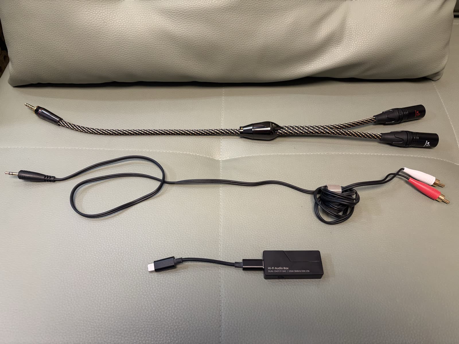 4.4mm 转双 XLR 平衡线、3.5mm 转 RCA 线和小尾巴